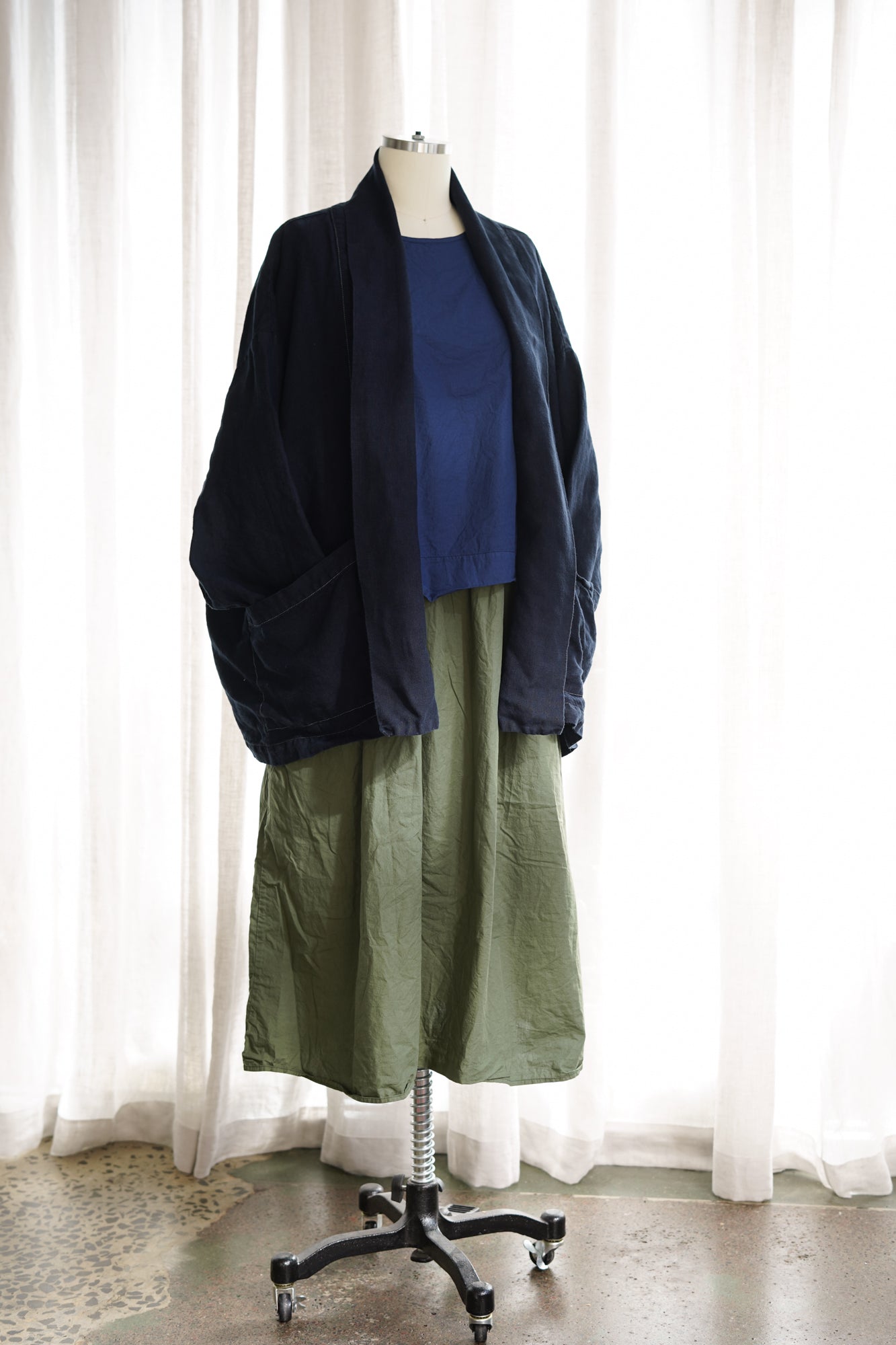 Emi Short Haori Jacket in Linen With Contrast Top Stitch