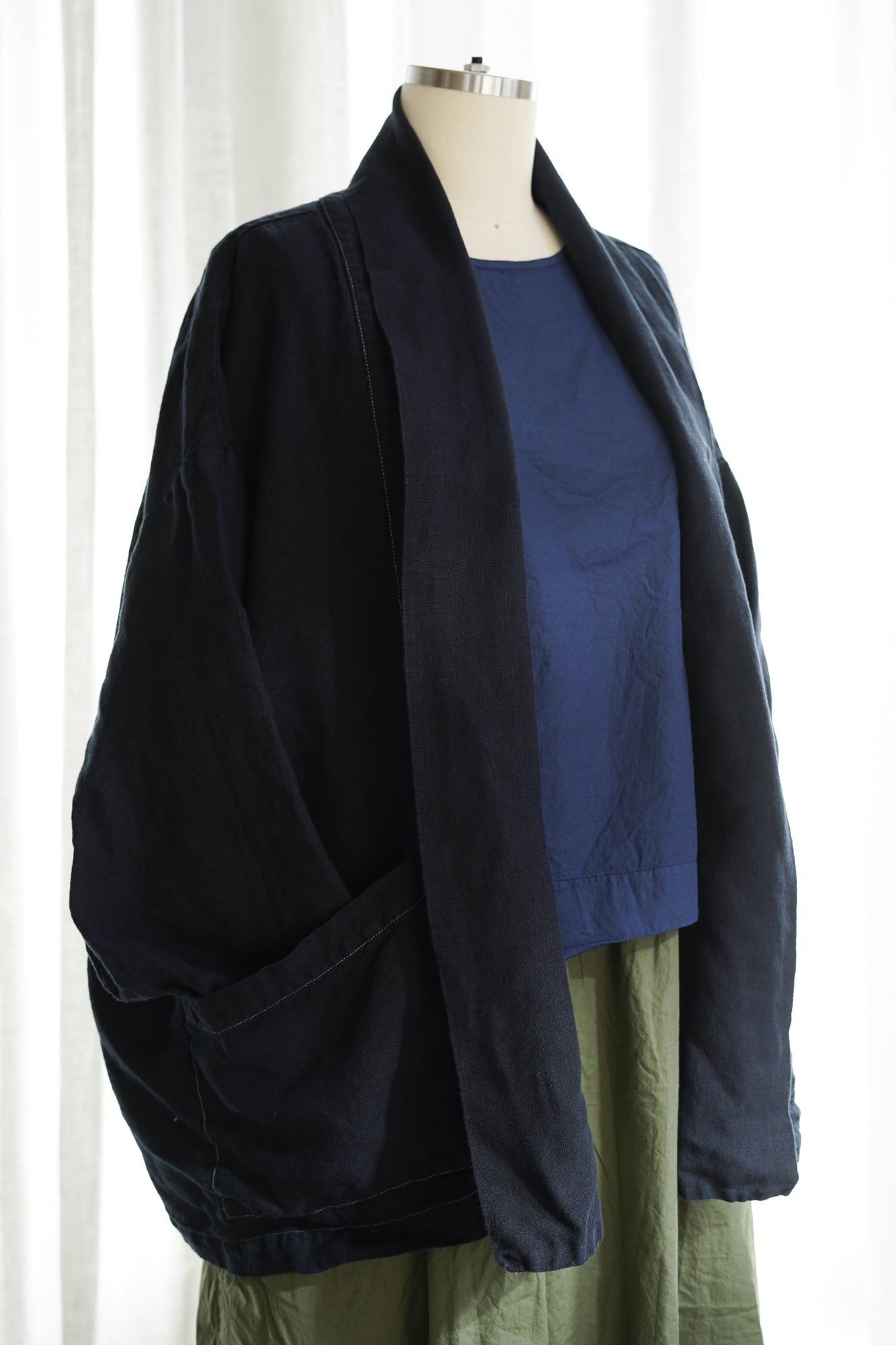 Emi Short Haori Jacket in Linen With Contrast Top Stitch